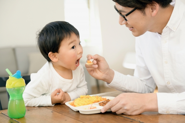 ごはんを食べるこども